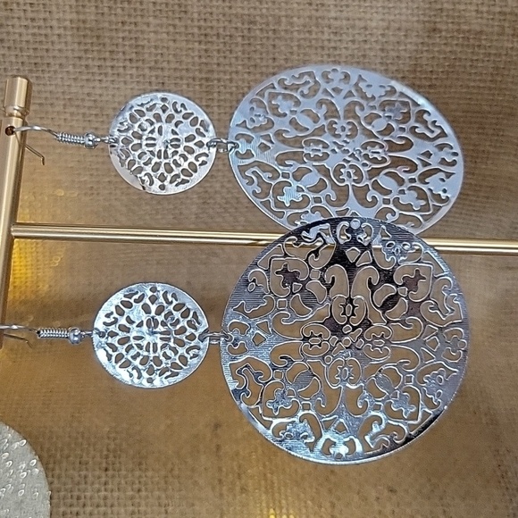 WHISPER WEIGHT CUT MEDALLION EARRINGS - Picture 4 of 8